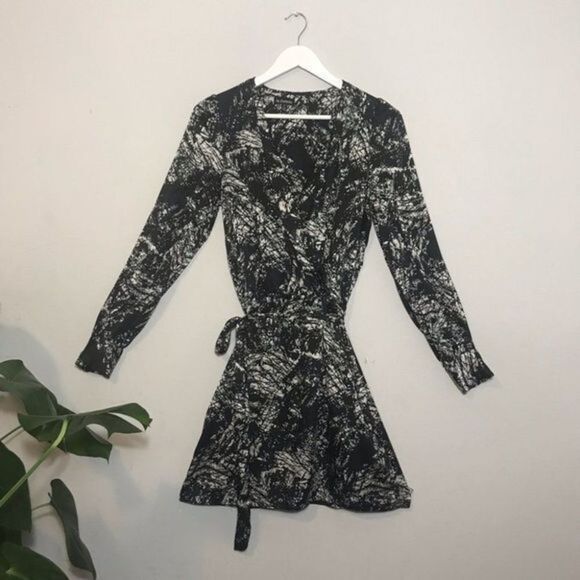 Le Chateau Long Sleeve Wrap Dress - Picture 3 of 9